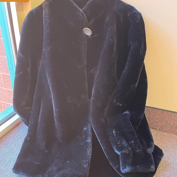 VINTAGE DUBROWSKY & PERLBINDER Black faux fur coat with ILGWU tag inside - Picture 4 of 13